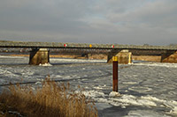 Vor dem Neubau der Eisenbahnbrücke an der Grenze in Küstrien