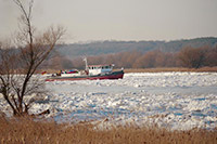 Eisbrecher „Schwedt“ bei der Arbeit